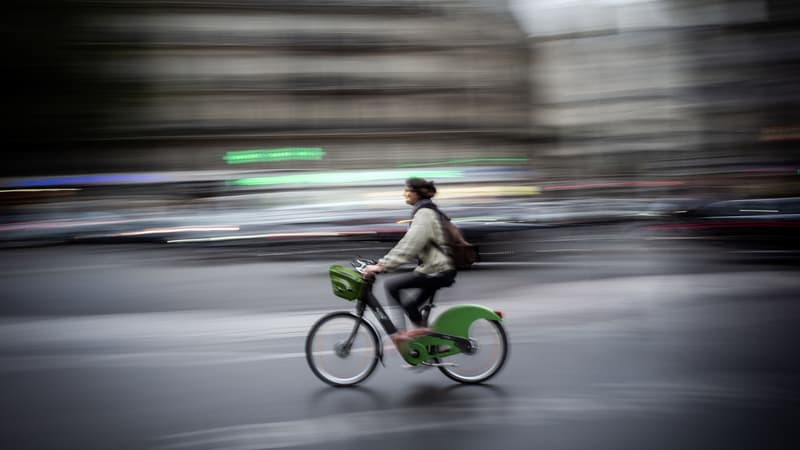 Une personne sur un vélib (photo d'illustration)