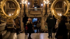 Deux pneus dorés signés Claude Lévêque ont été installés sur le grand escalier du Palais Garnier.