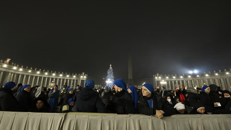 EN DIRECT - Funérailles de Benoît XVI: les fidèles prient une dernière fois auprès de la dépouille
