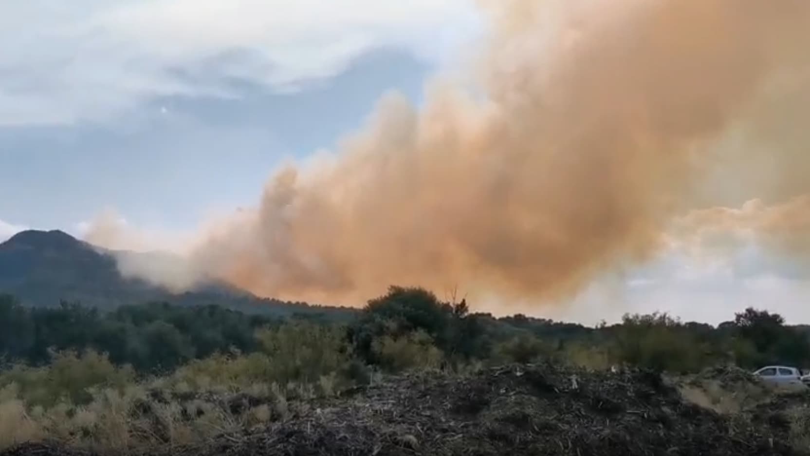 AU MOINS 50 HECTARES TOUCHÉS PAR UN FEU DE FORÊT À PONTÈVES, DANS LE VAR, PLUS DE 160 POMPIERS MOBILISÉS