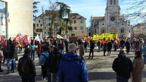 Les manifestants se regroupent à Gap pour la 10e journée de mobilisation contre la réforme des retraites.