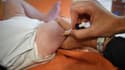 Un pédiatre vaccine un bébé à Quimper en 2017 (photo d'illustration)