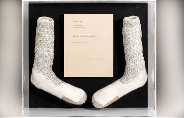 Les chaussettes portées par Michael Jackson durant son premier moonwalk sur scène