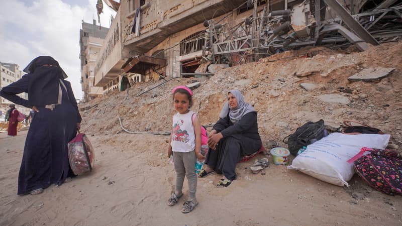 Des Palestiniens déplacés sont assis avec leurs affaires dans une rue près des décombres de maisons détruites par les bombardements israéliens à Khan Yunis, dans le sud de la bande de Gaza, le 6 mars 2024, au milieu du conflit en cours entre Israël et le mouvement Hamas.