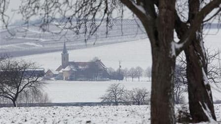 Le village de Dahlenheim, près de Strasbourg, durant l'hiver 2009. L'idée d'un "bouclier rural", ensemble de mesures pour revitaliser les campagnes en France, progresse au Parti socialiste. /Photo prise le 19 décembre 2009/REUTERS/Vincent Kessler