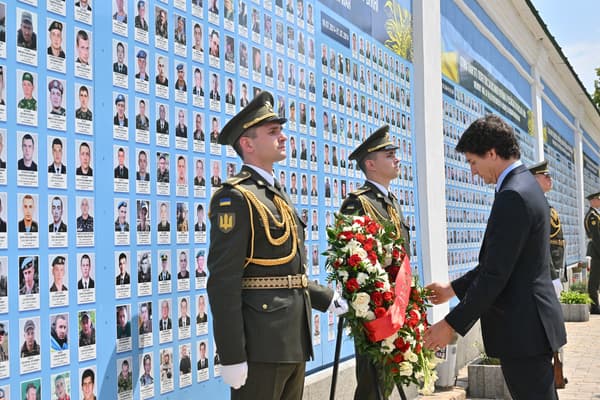 Justin Trudeau dépose une couronne de fleurs près du Mur du souvenir pour les soldats ukrainiens tombés au front, à Kiev, le 10 juin 2023