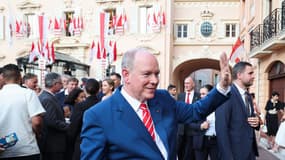 Albert II de Monaco salue la foule sur la place du Palais lors du 20e anniversaire de son règne, à Monaco, le 19 juillet 2025.