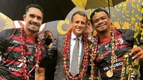 Iosefa Tekori avec Emmanuel Macron et Jérôme Kaino