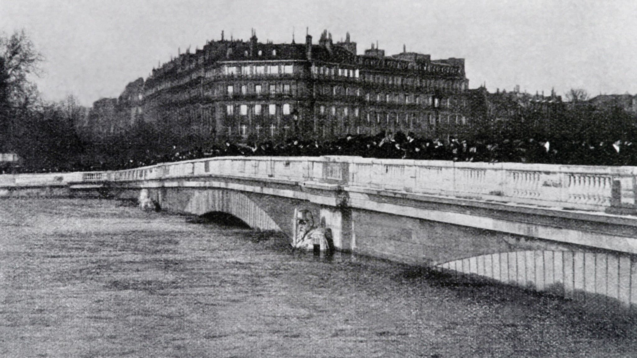 Une photo prise le 27 janvier 1910 montrant des personnes sur le pont de l'Alma à Paris lors de la crue de la Seine