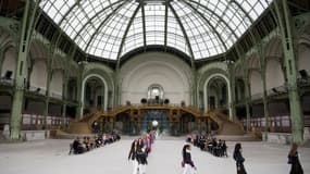 Le Grand Palais, hall de gare le temps du défilé Chanel ce vendredi 3 mai.