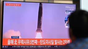 Un homme regarde sur un écran à la gare de Séoul, le 15 septembre 2021, un reportage sur le lancement par la Corée du Nord d'un missile balistique. PHOTO D'ILLUSTRATION