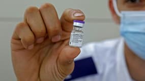 Un employé du centre médical Magen David Adom de Jerusalem montre un flacon du vaccin Pfizer-BioNTech, le 26 février 2021.  