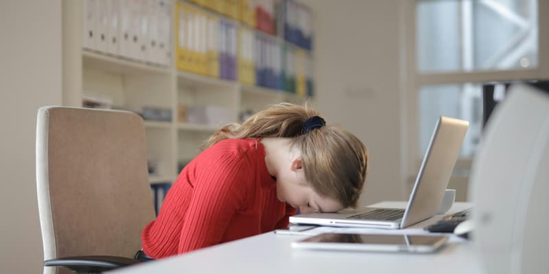 Une salariée stressée, démotivée ou malheureuse dans son travail (photo d'illustration).