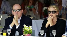Le prince de Monaco Albert II et sa future épouse Charlene Wittstock, samedi lors du Jumping International de Monte Carlo. Les préparatifs de leur mariage, qui doit être célébré vendredi et samedi, sont troublés par les rumeurs disant que l'ancienne nageu