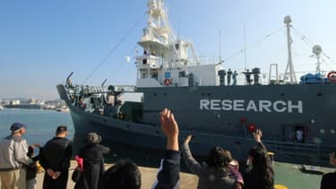 Un bateau quitte le port japonais de Shimonoseki pour une campagne de chasse à la baleine dans l'Antarctique, le 1er décembre 2015