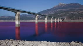 La CGT dénonce les infox autour de la réforme des retraites avec un montage du lac de Serre-Ponçon teinté de rouge le 4 avril 2023.