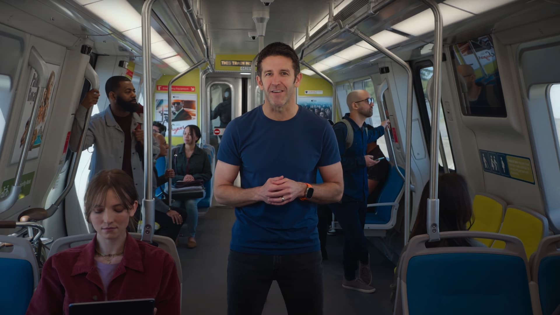 John Ternus, responsable du développement produit chez Apple, lors de la keynote de mai 2024