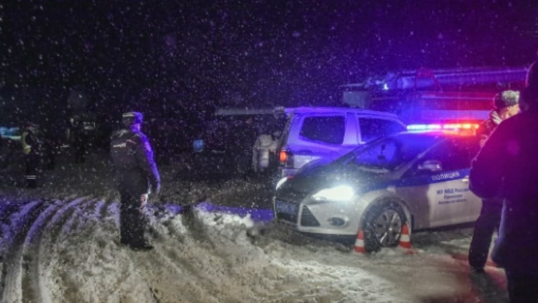 Près de Moscou, la neige rend les recherches de débris difficiles pour les enquêteurs. Près de Moscou, la neige rend les recherches de débris difficiles pour les enquêteurs.