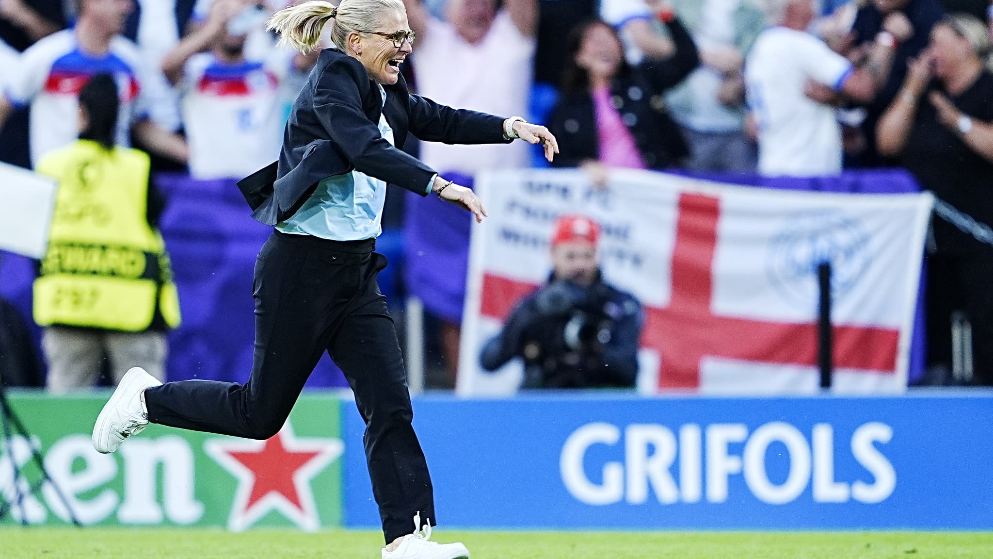 Sarina Wiegman célèbre le titre de l'Angleterre à l'Euro 2025, le 27 juillet 2025. Sarina Wiegman célèbre le titre de l'Angleterre à l'Euro 2025, le 27 juillet 2025.