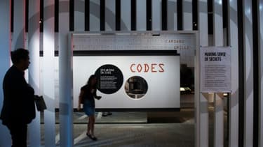 Des visiteurs découvrent le nouveau musée de l'espionnage de Washington, le 7 mai 2019