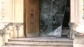 Des portes cassées dans la mairie du 4e arrondissement de Lyon.