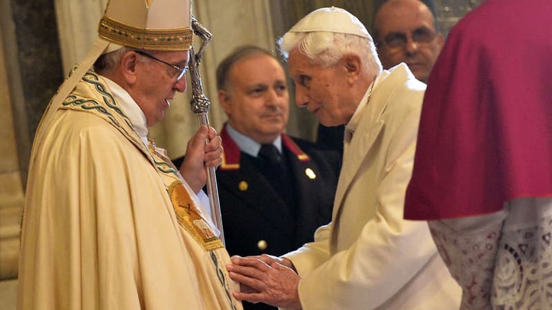 Benoît XVI et son successeur, le Pape François, le 8 décembre dernier. 