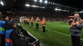 Des stadiers à Anfield lors d'un match entre Liverpool et le PSG, le 18 septembre 2018