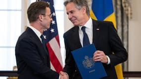 Le secrétaire d'État américain Antony Blinken reçoit les documents de ratification de l'OTAN des mains du Premier ministre suédois Ulf Kristersson lors d'une cérémonie au Département d'État américain, alors que la Suède rejoint officiellement l'Alliance de l'Atlantique Nord, à Washington, DC, le 7 mars 2024