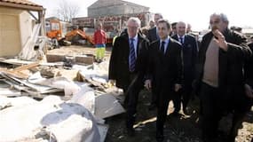 Le maire de Charron, Jean-Francois Faget (à droite), ici aux côtés de Nicolas Sarkozy, dans son village, après la tempête Xynthia en février dernier. L'édile de Charente-Maritime a annoncé à Reuters qu'il démissionnait de ses fonctions sous le coup du "tr