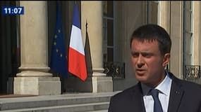 Valls à la sortie d'un conseil de Défense à l'Elysée après l'attentat de Nice