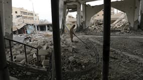 Un démineur dans les ruines de l'église catholique arménienne de Raqqa, ancienne capitale autoproclamée de l'Etat islamique, le 20 décembre 2017.