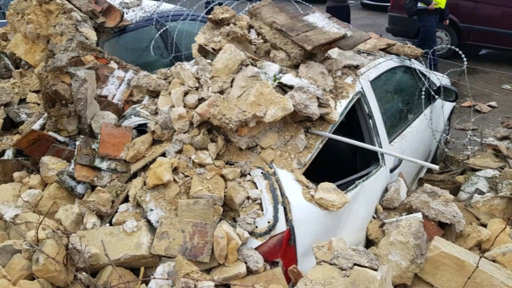 Un mur d'enceinte s'est effondré sur les véhicules des fonctionnaires de police.