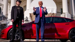 Le président américain Donald Trump, accompagné d'Elon Musk, conseiller principal de la Maison-Blanche et PDG de Tesla et SpaceX, s'exprime à côté d'une Tesla Model S sur la pelouse sud de la Maison-Blanche, le 11 mars 2025 à Washington.
