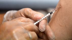 Cette photo prise le 10 août 2022 montre un pharmacien administrant une dose d'Imvanex, un vaccin contre le virus de la variole du singe, dans une pharmacie de Lille, dans le nord de la France.