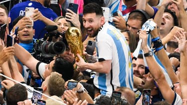 Lionel Messi heureux avec la Coupe du monde dans les mains