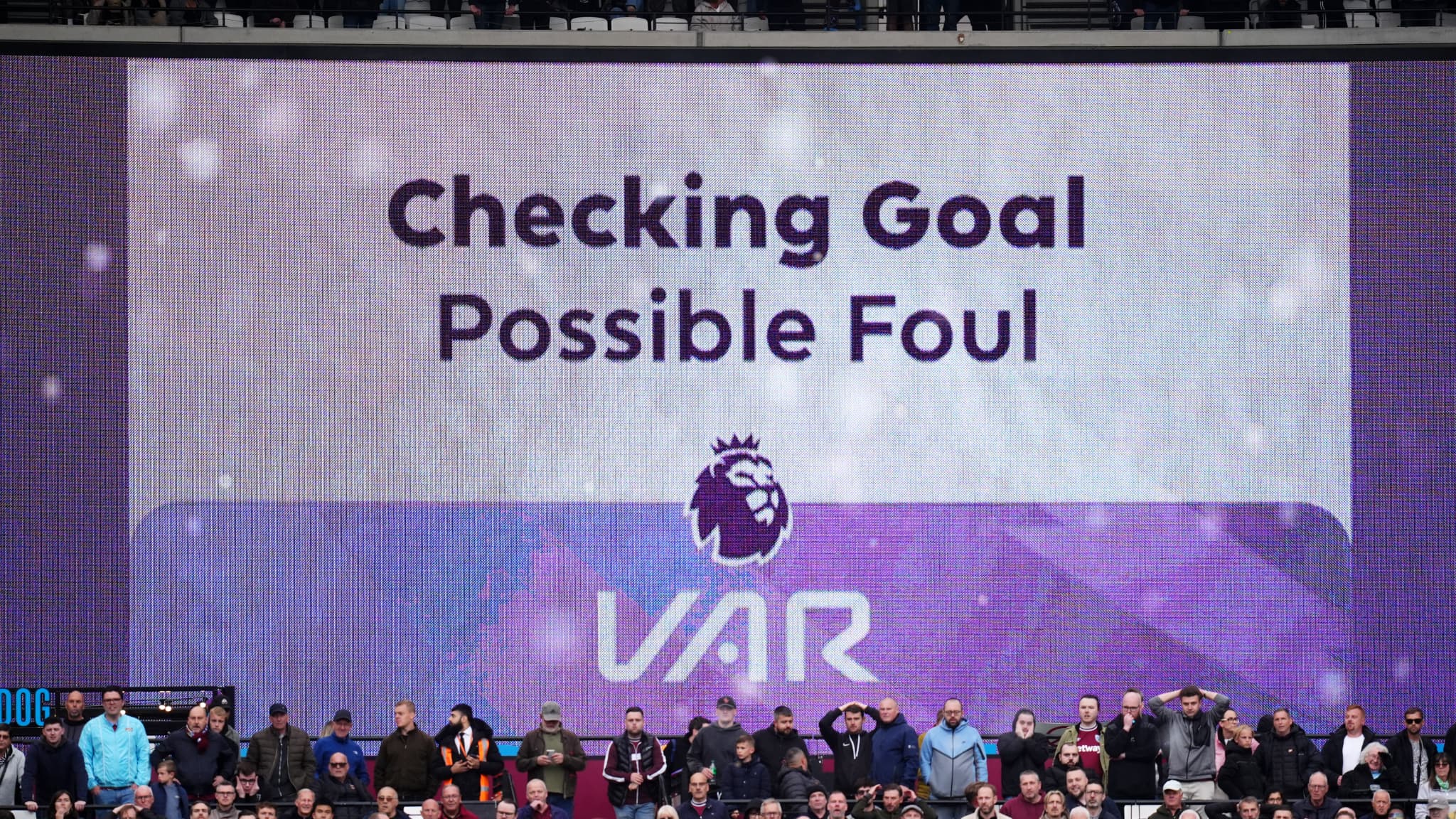 Le VAR au cœur de la polémique : une décision cruciale pour Arsenal et la Premier League