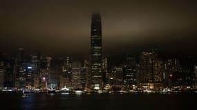 Le Victoria Harbour de Hong Kong dans la pénombre à l'occasion de l'opération mondiale Earth Hour, le 30 mars 2019.