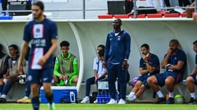 Zoumana Camara sur le banc des U19 du PSG, le 6 septembre 2022