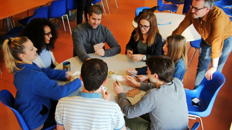 Les ingénieurs de National instruments partagent jeux de cartes et jeux vidéos pendant la pause déjeuner.