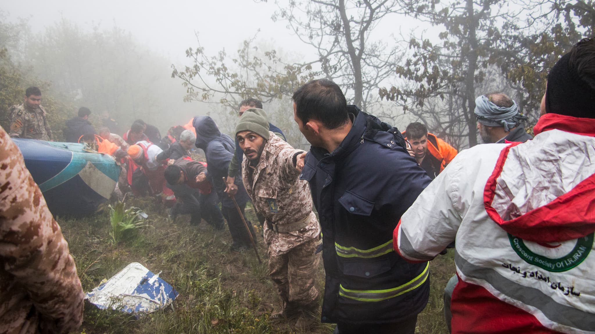 Des sauveteurs travaillent sur le site du crash de l'hélicoptère transportant le président iranien Ebrahim Raisi à Varzaghan, dans le nord-ouest de l'Iran, le 20 mai 2024.