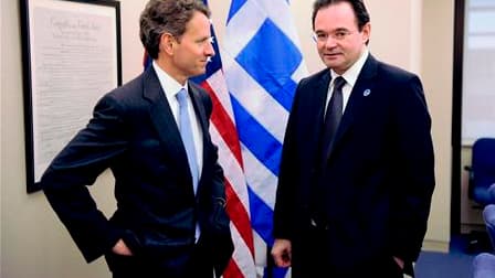 Le ministre grec des Finances, Georges Papaconstantinou (à droite), reçu à Washington par le secrétaire américain au Trésor, Timothy Geithner. Les dirigeants grecs ont multiplié samedi les entretiens avec les responsables de la finance mondiale alors que