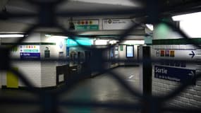 L'entrée de la station République du métro parisien fermée lors d'une grève nationale contre la réforme des retraites le 31 janvier 2023