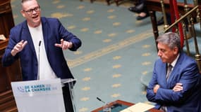 Raoul Hedebouw, député belge du parti PTB, et Jan Jambon, vice-premier ministre et ministre des Finances, lors d'une séance plénière de la Chambre au Parlement fédéral à Bruxelles le jeudi 10 juillet 2025.