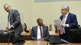 Le footballeur international allemand Jérôme Boateng avec ses avocats Norman Gelbart et Peter Zurel, à Munich le 20 octobre 2022