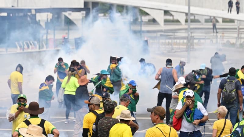 Brésil: des partisans de Bolsonaro envahissent le Congrès et le Palais présidentiel