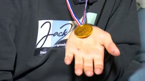 Deux frères ont reçu une médaille de police pour avoir arrêtée deux cambrioleuses en Savoie. 