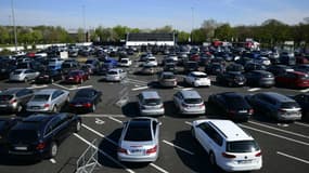 Des Allemands mal garés? Non impossible. Il s'agit en réalité d'une messe drive-in.