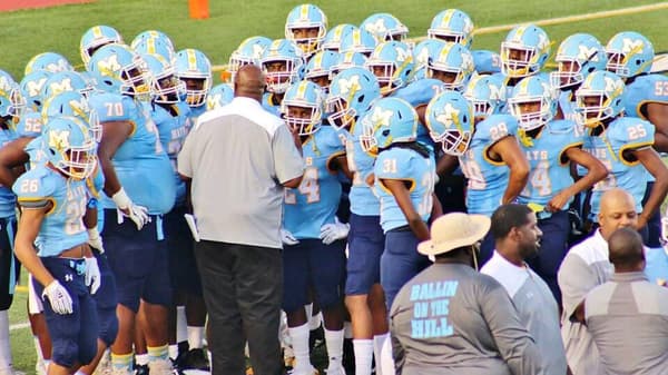 Coach Niketa Battle (de dos) avec ses joueurs de la Mays High School