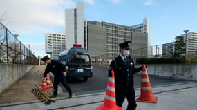 Des policiers japonais devant le centre pénitentiaire de Kasuge, à Tokyo, où est détenu Carlos Ghosn depuis le 19 novembre dernier.