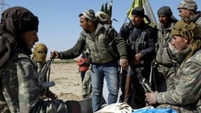 Des combattants arabo-kurdes soutenus par les Etats-Unis, aux abords de Deir Ezzor, en Syrie, le 21 février 2017